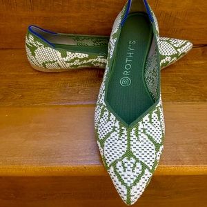 Brand new size 10 Rothy pointed toe woman’s flat shoe. Never worn. Perfect cond.